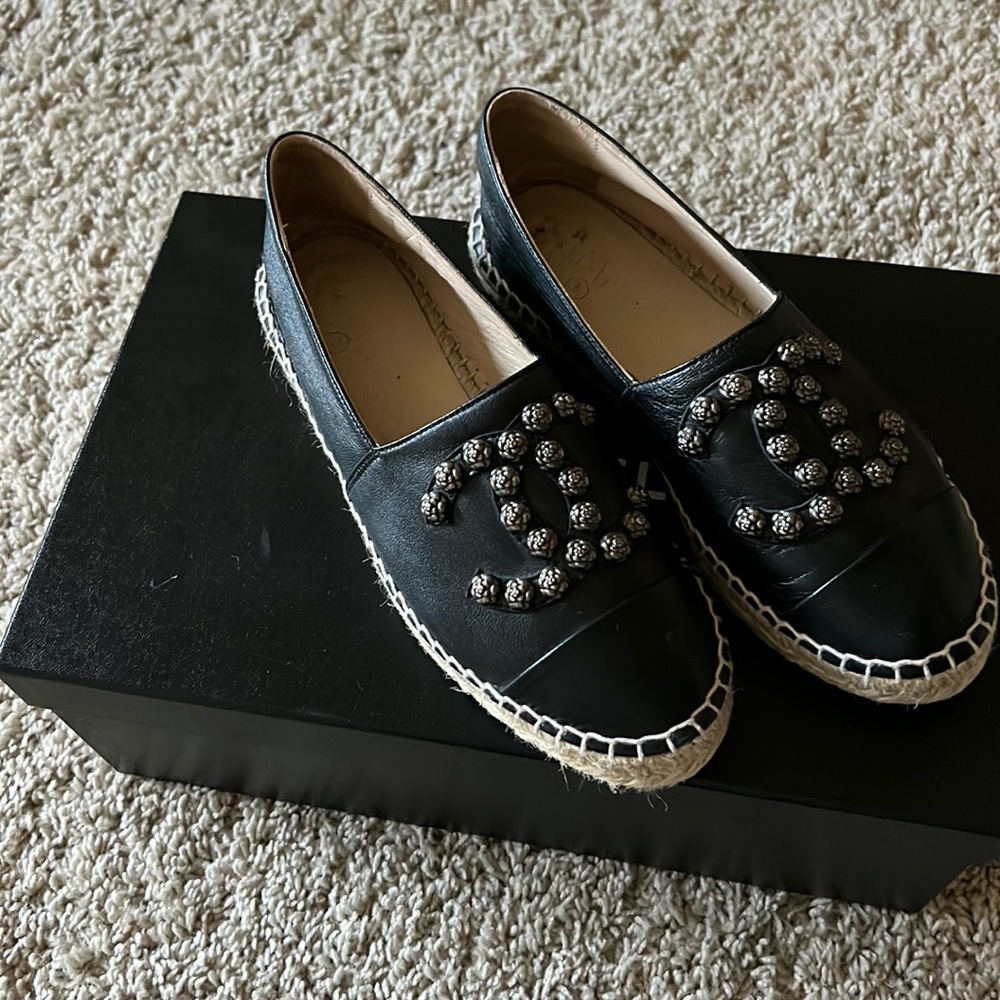 Barely worn, perfect condition, Chanel leather espadrilles with rose studs